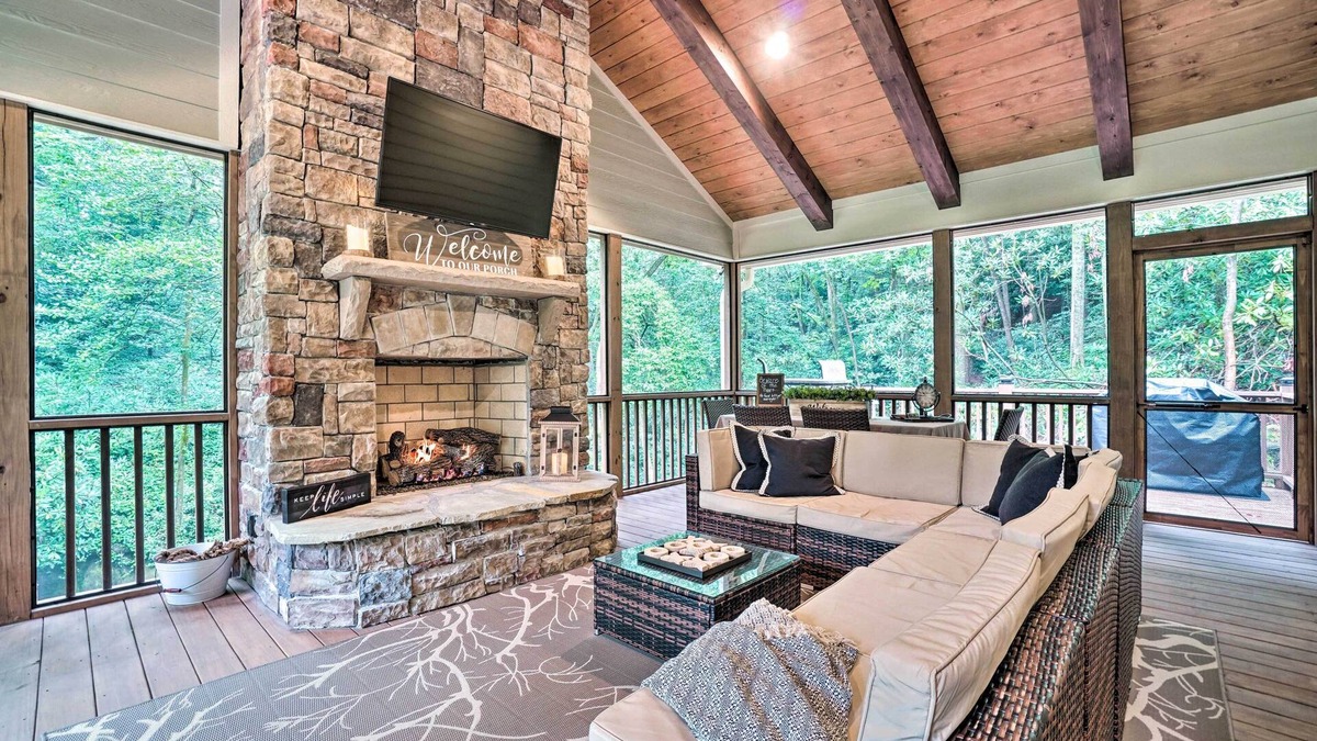 Helen Cabin | Hootenanny at Horton Creek: Creekside Escape!