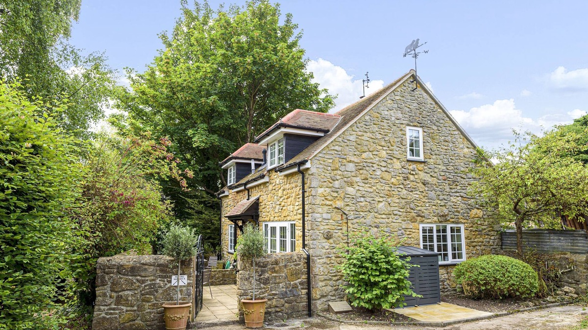 Shipton Gorge Cottage | Hope Cottage - An attractive stone cottage that sleeps 5 guests in 3 bedrooms