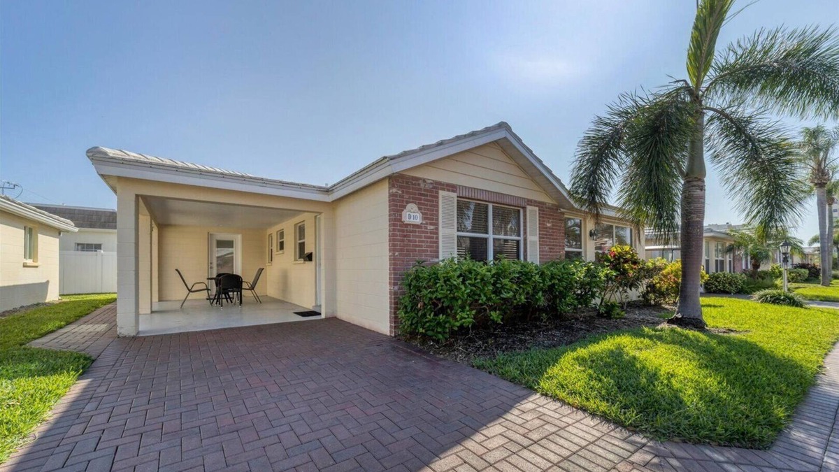 Siesta Key Villa | Horizons West Beachside Villa D-10 is a great 2 bedroom, 2 bath beachside villa!