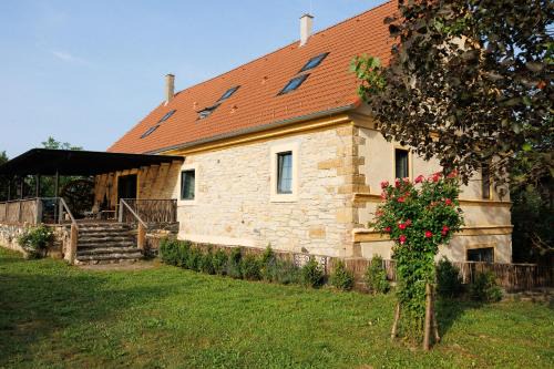 Ustek House | Horní Strakův mlýn