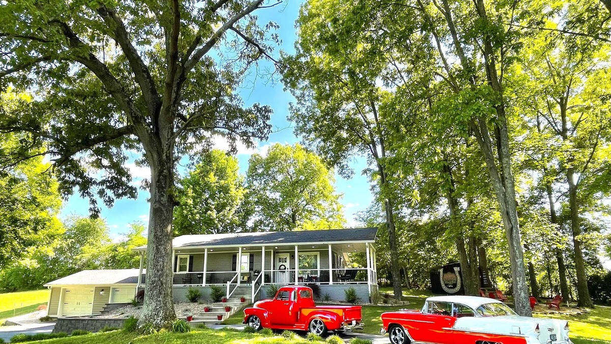 Drake House | HorsePower Theme! 2-Car Garage. 3 mi to I-65. Fire pit. Ping Pong. Family Games!