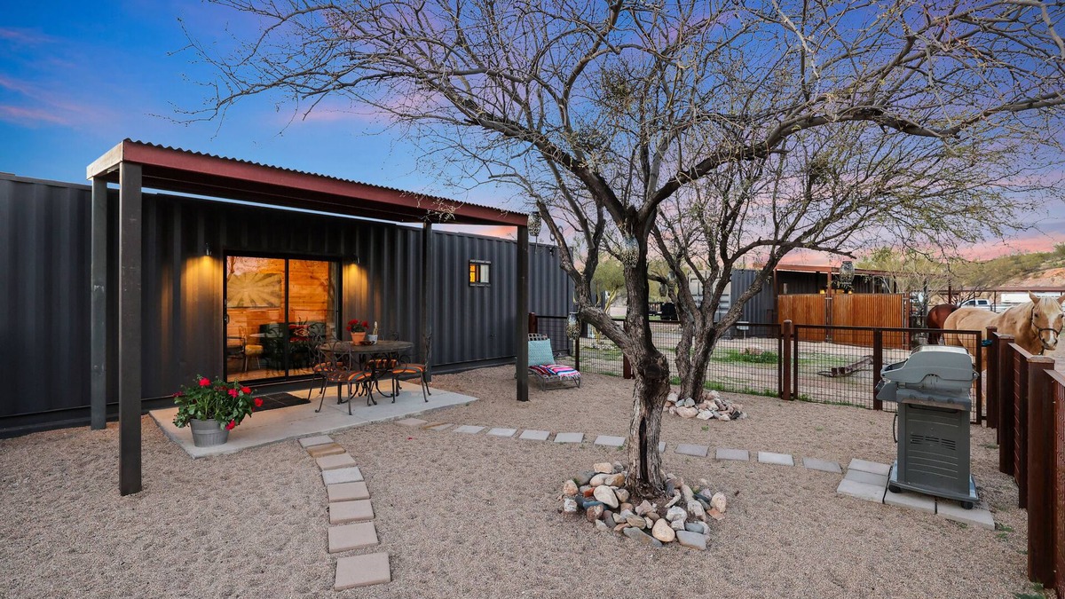 Wickenburg House | Horses and Dogs Welcome! Container Suite