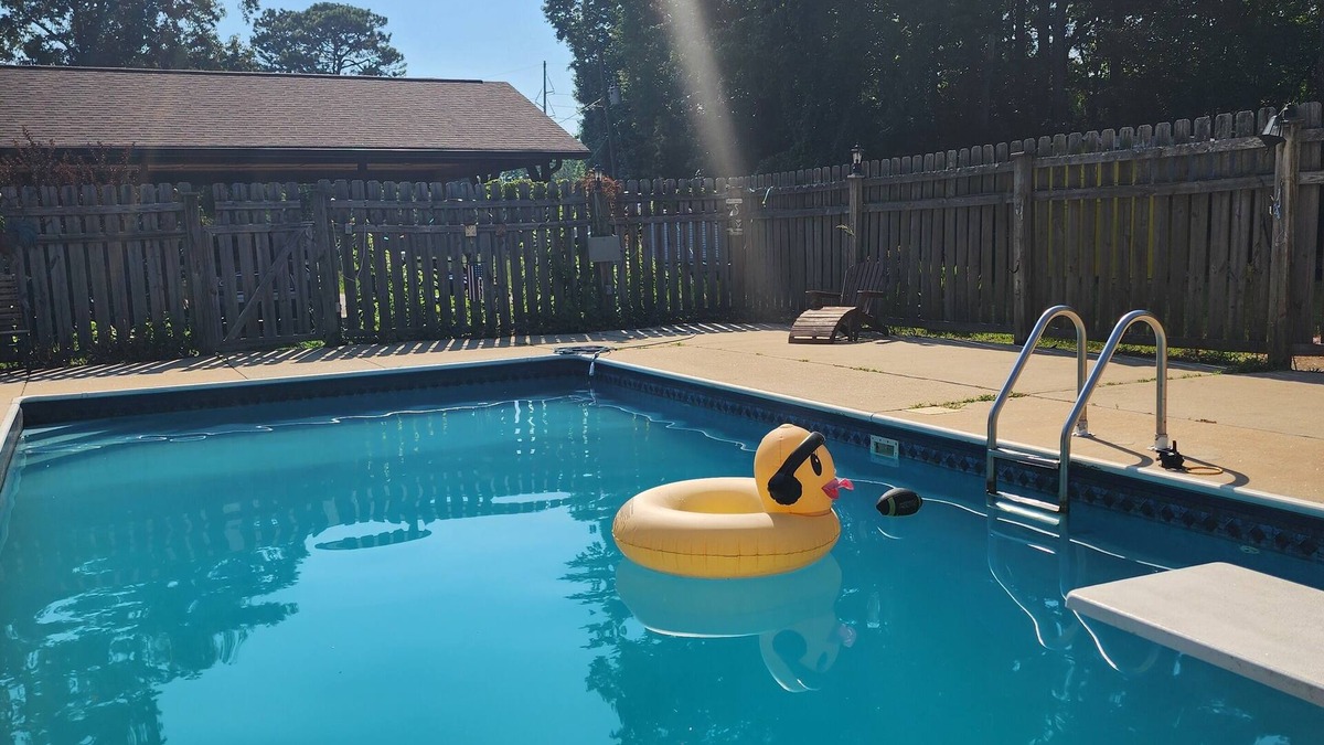 Griffin Bed & Breakfast | HORSES FISHING, SALT WATER POOL, COZY BEAUTIFUL NEW CABIN with OLD BARN FEEL