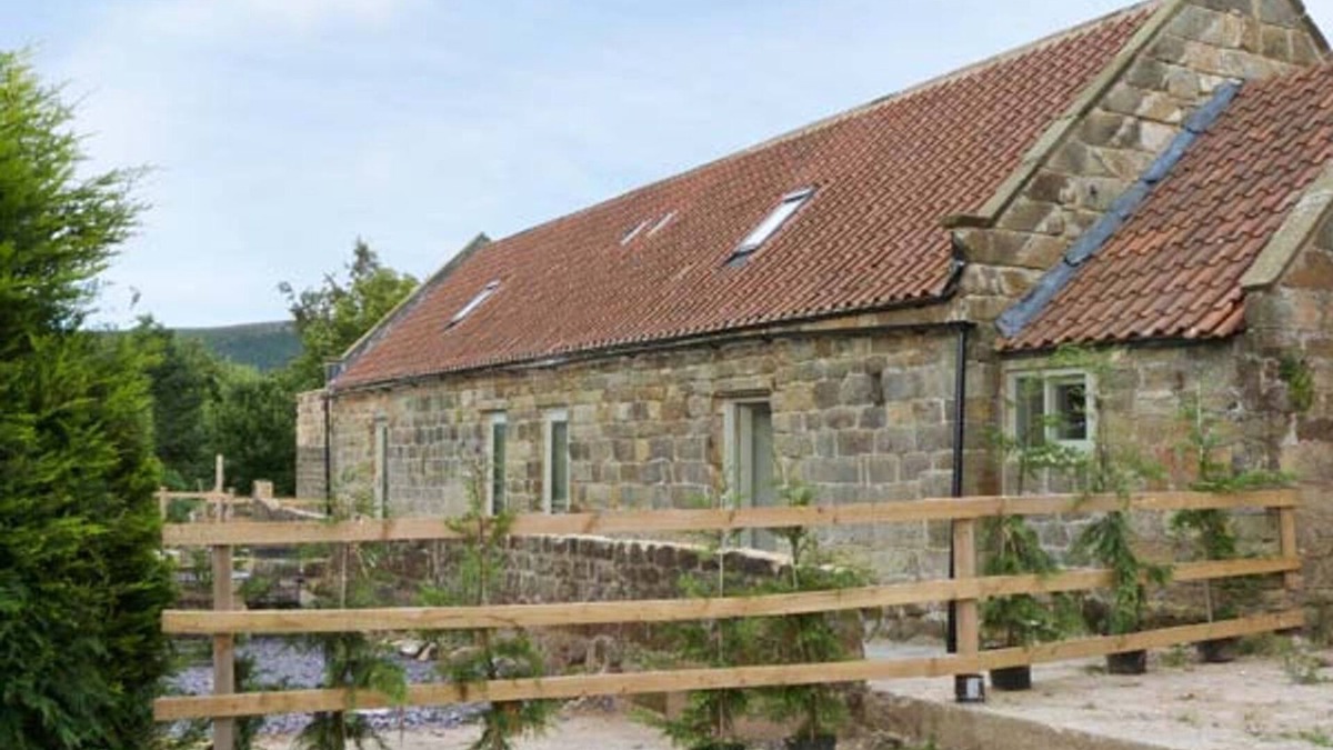 Great Broughton Cottage | HORSESHOE COTTAGE, pet friendly, with a garden in Great Ayton
