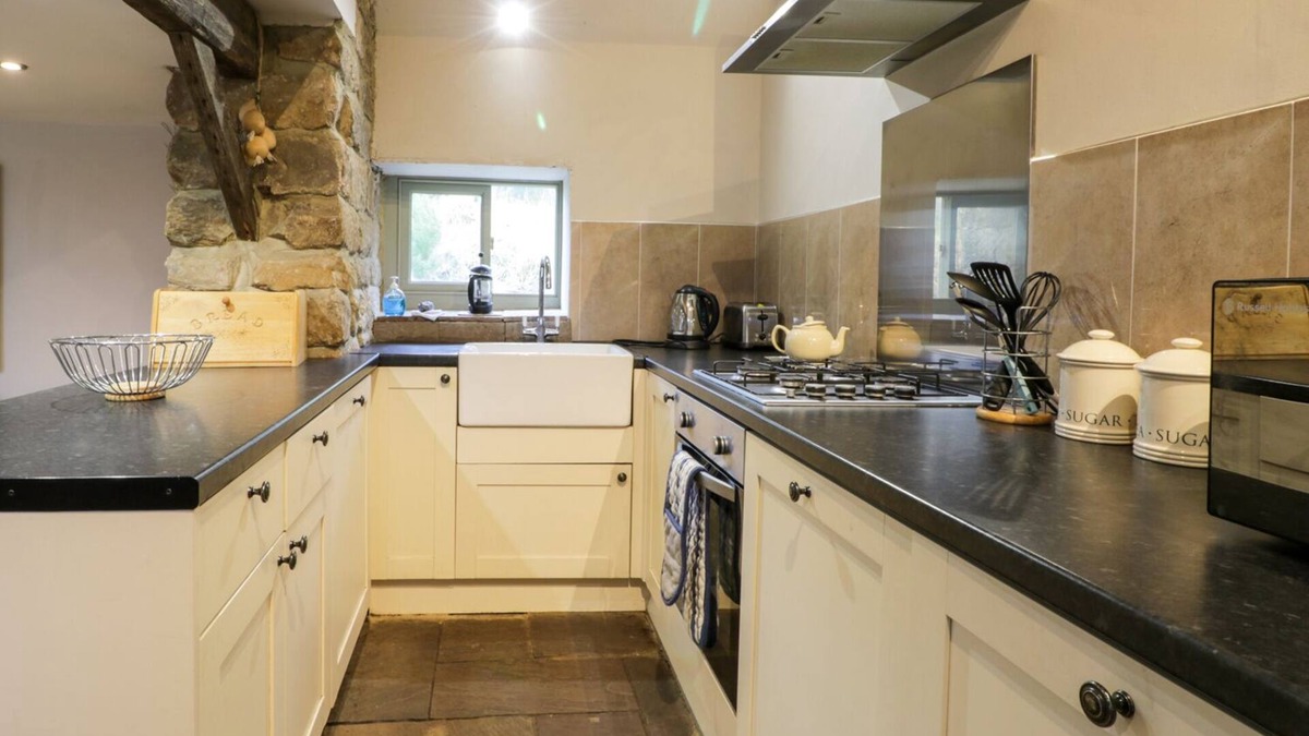 Great Broughton Cottage | HORSESHOE COTTAGE, pet friendly, with a garden in Great Ayton