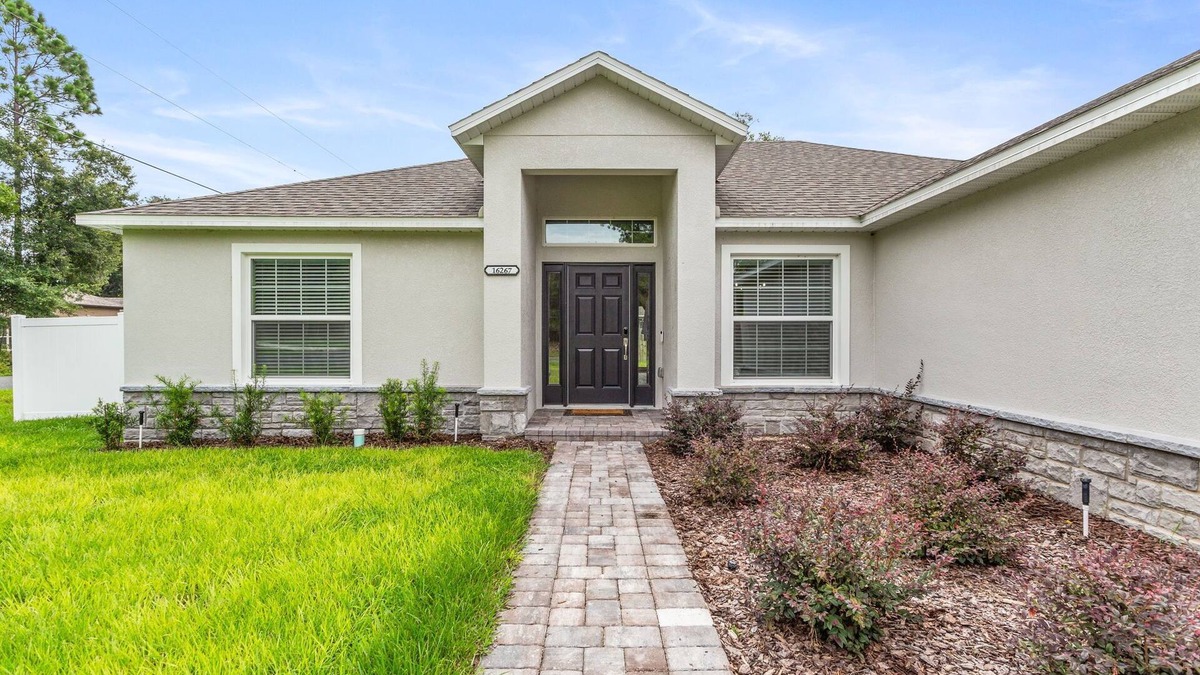 Summerfield House | Horsey Hideaway Professionally Decorated - ready for your group or family!