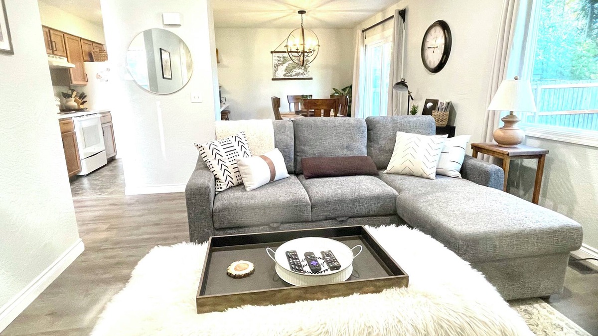Abbott Loop House | Hospitals 10 min - kitchen - WiFi - W/D - good safe area - top rated