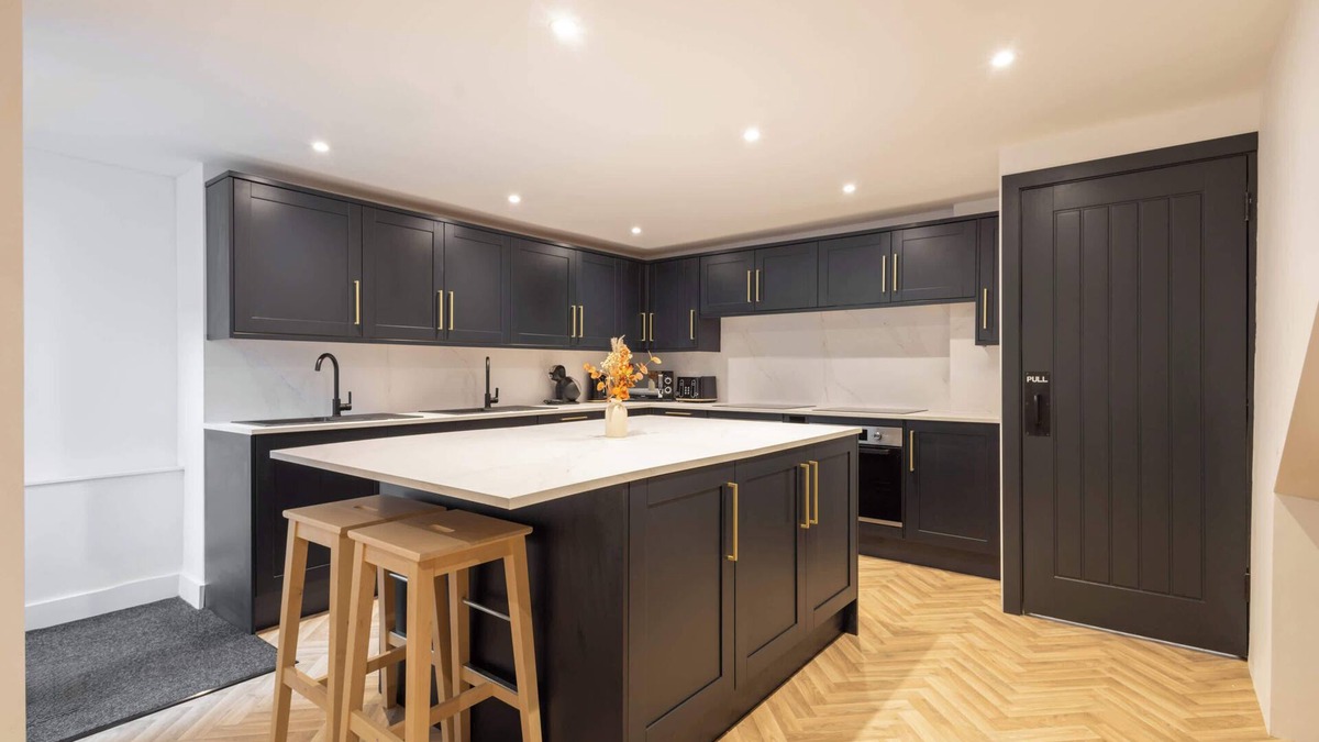 Harrogate House | Host & Stay | Dragon Parade