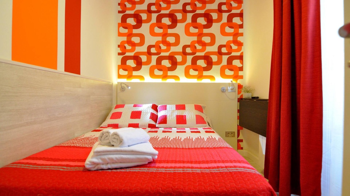 Embajadores Hotel | Hostal Far Home Plaza Mayor
