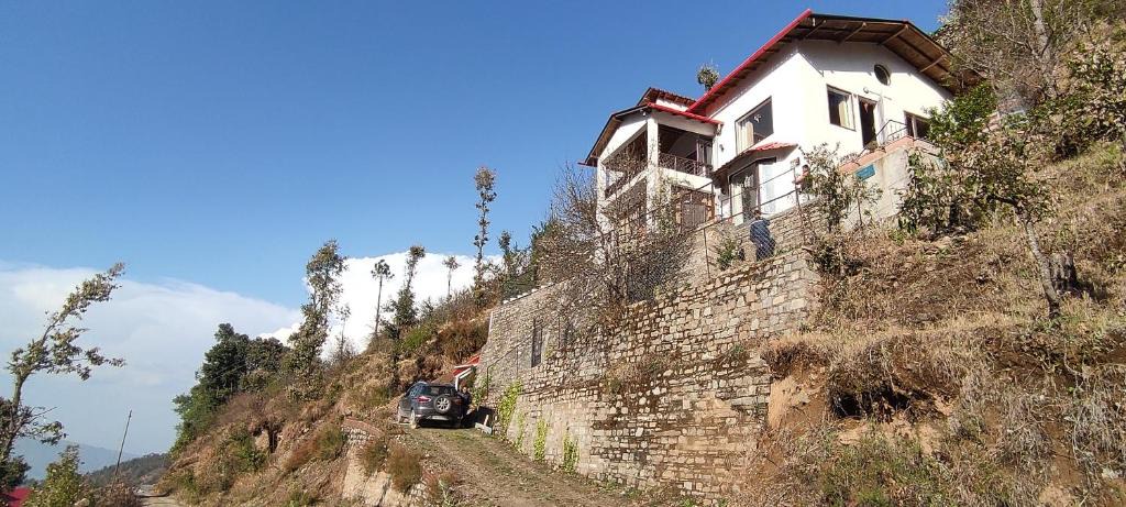 Kaul House | Hostie Katie's Abode - 3 BHK Homestay, Hartola near Mukteshwar