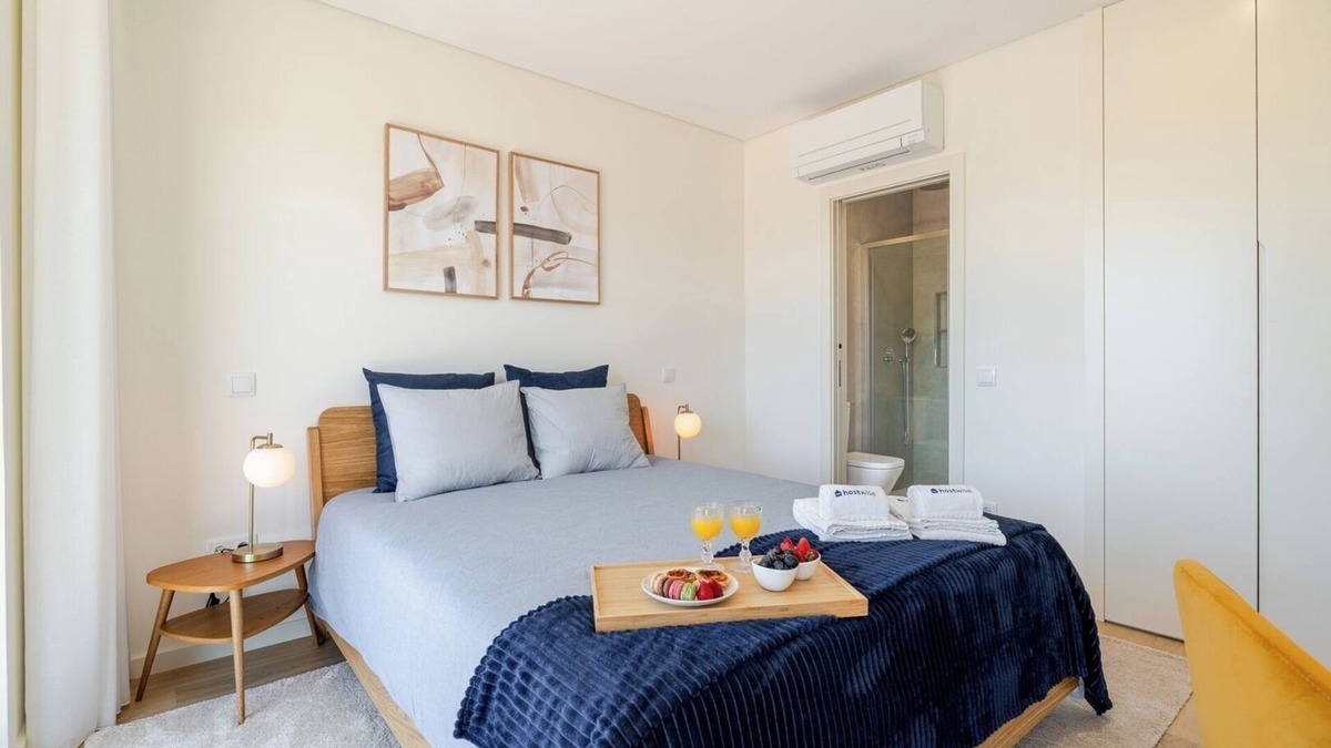 Bonfim House | HostWise - Lovely Building w/Balcony
