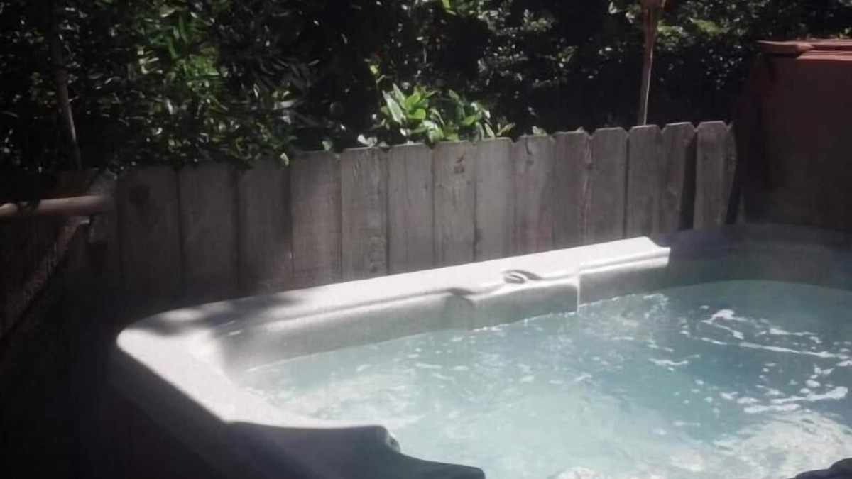 Florence Cottage | Hot Tub, 1 bed, 1bath, dog's ok, walk to beach -'Sea Star Spa'