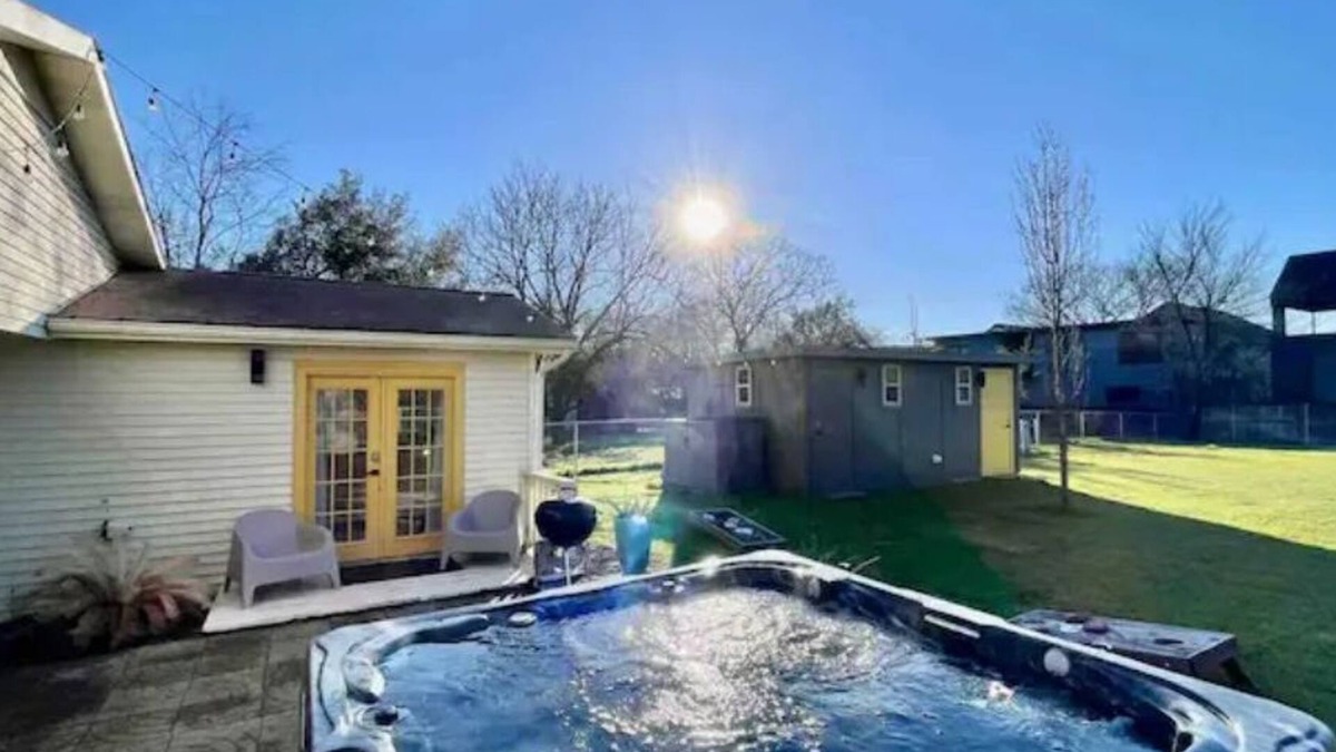 South Manchaca House | *Hot tub 10 beds | 2 Homes Heart of the City|Foosball