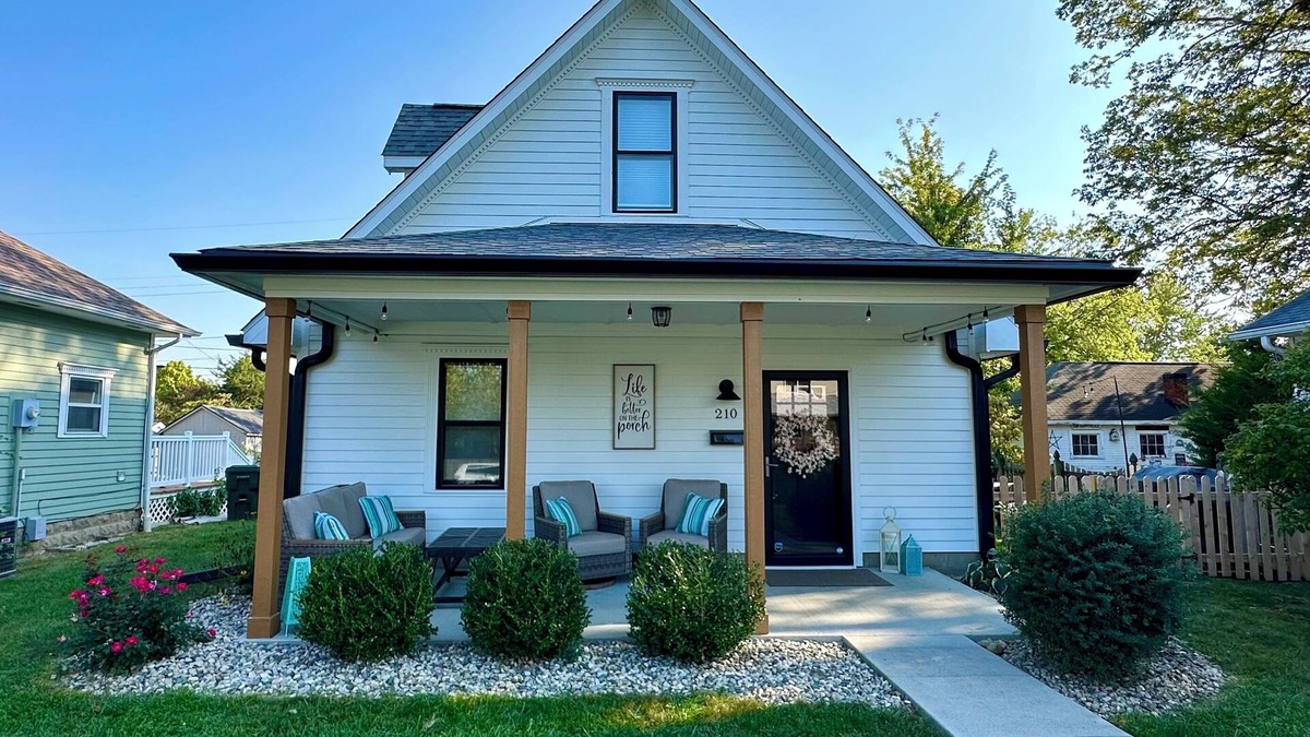 Fortville House | HOT TUB: 3 bed 1.5 bath - Step Free Entry- Sleeps 6-New Remodel-Comfy Furniture