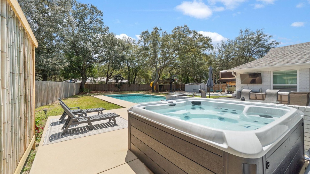 Gulf Breeze House | Hot tub-6 miles to beach-Pool-Sport court-Paddle boards-AC