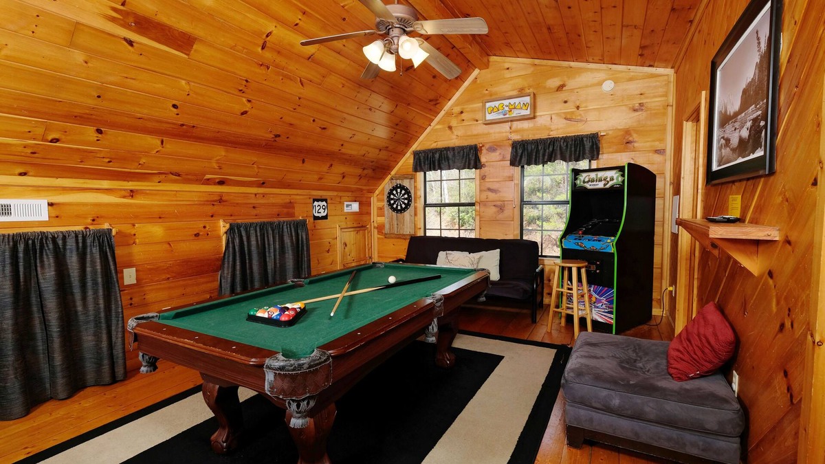 Caton Cabin | Hot tub and pool table- perfect 2 BR log cabin!