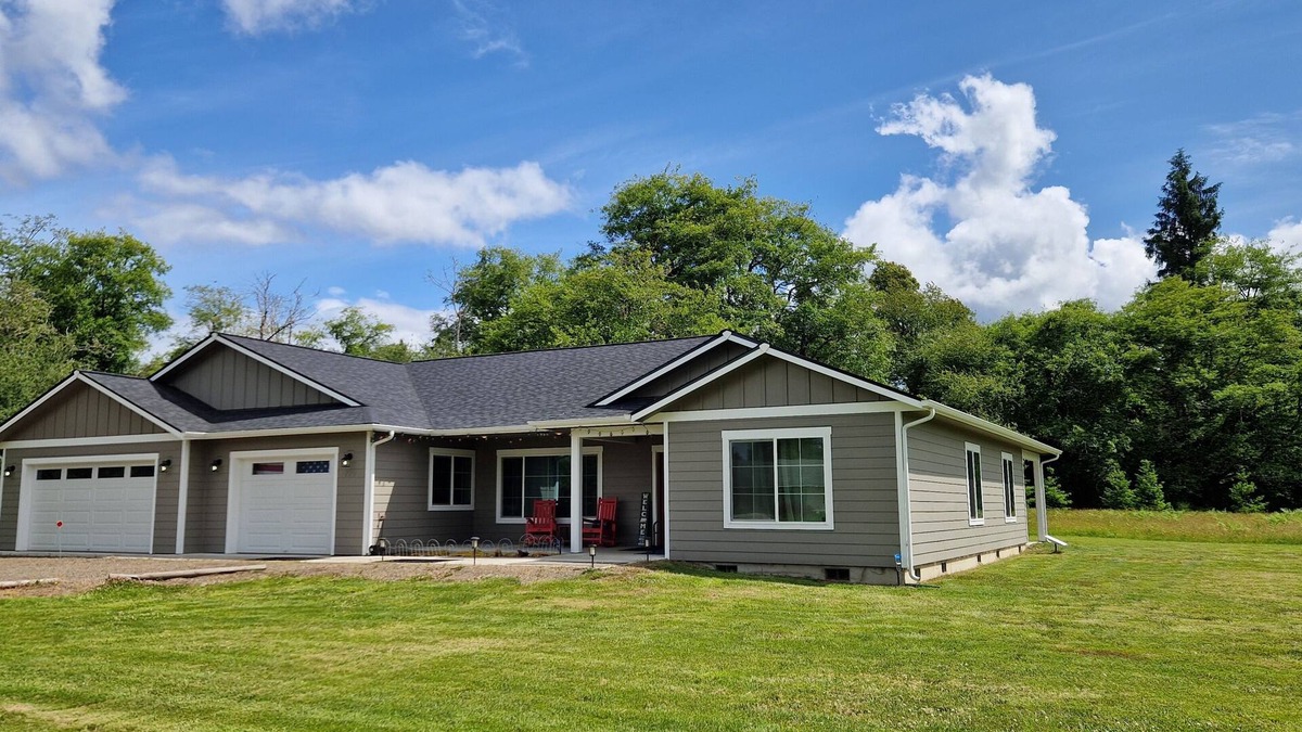 Forks House | Hot tub, bar, game room, creek in Forks.relax in style!