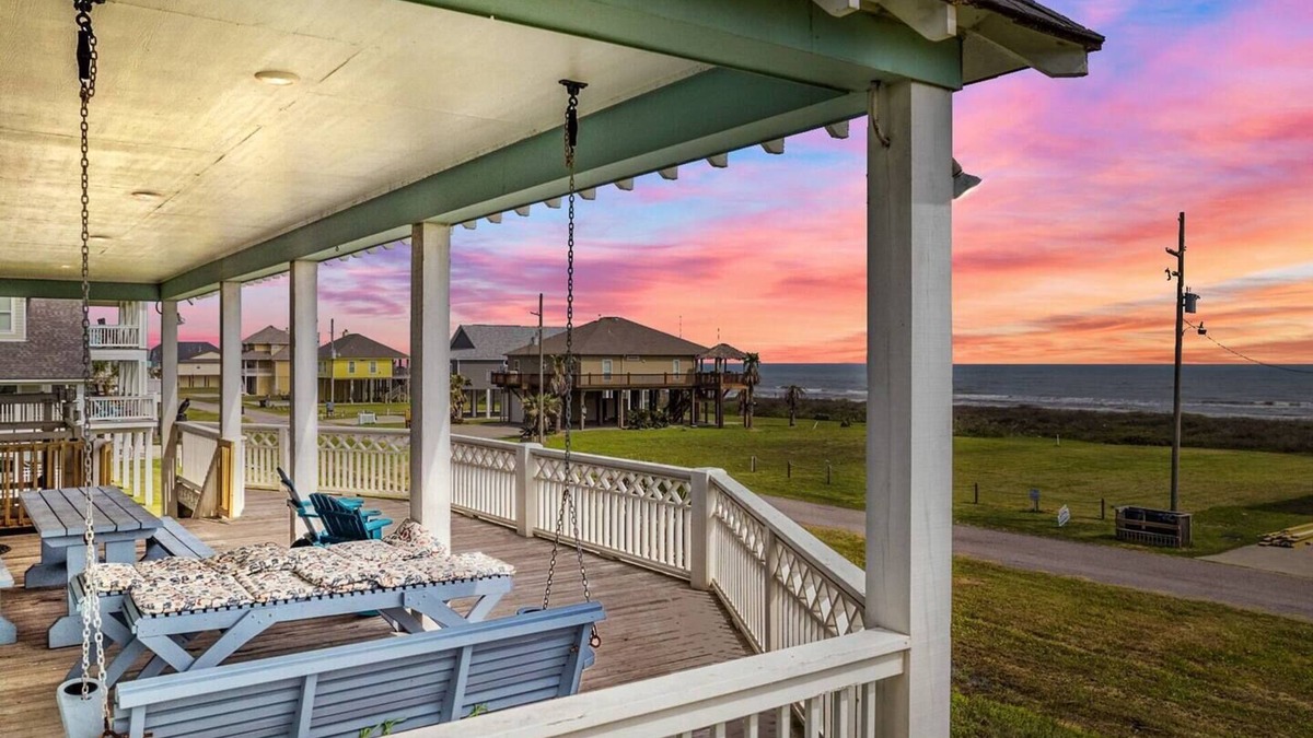 Port Bolivar Cottage | Hot Tub! | Beach View | King Beds | Nov Specials