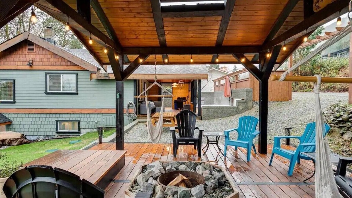 Youbou Cottage | ☀Hot Tub by the Lake☀ Sleeps 10 Huge Outdoor Space