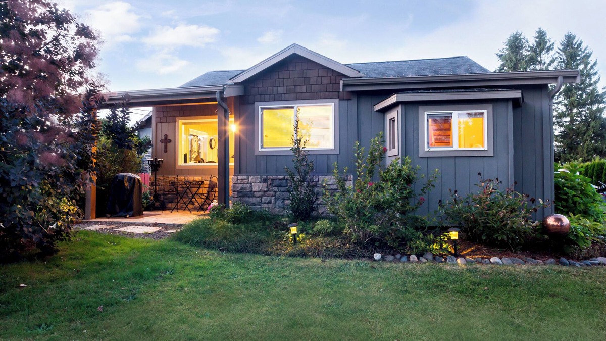 Whatcom County House | Hot Tub, Cabana & fenced yard