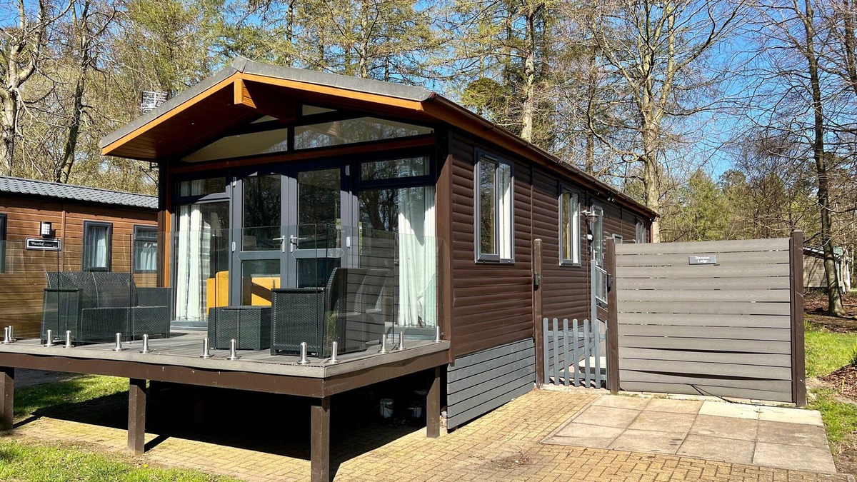 Swarland Cabin | Hot tub Countryside Lodge with golf course