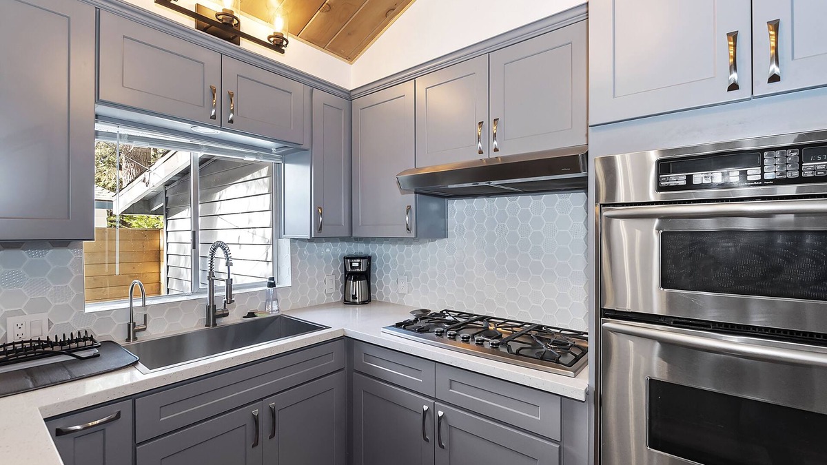 Running Springs House | HOT TUB! COZY 2 bedroom mountain/lake getaway!