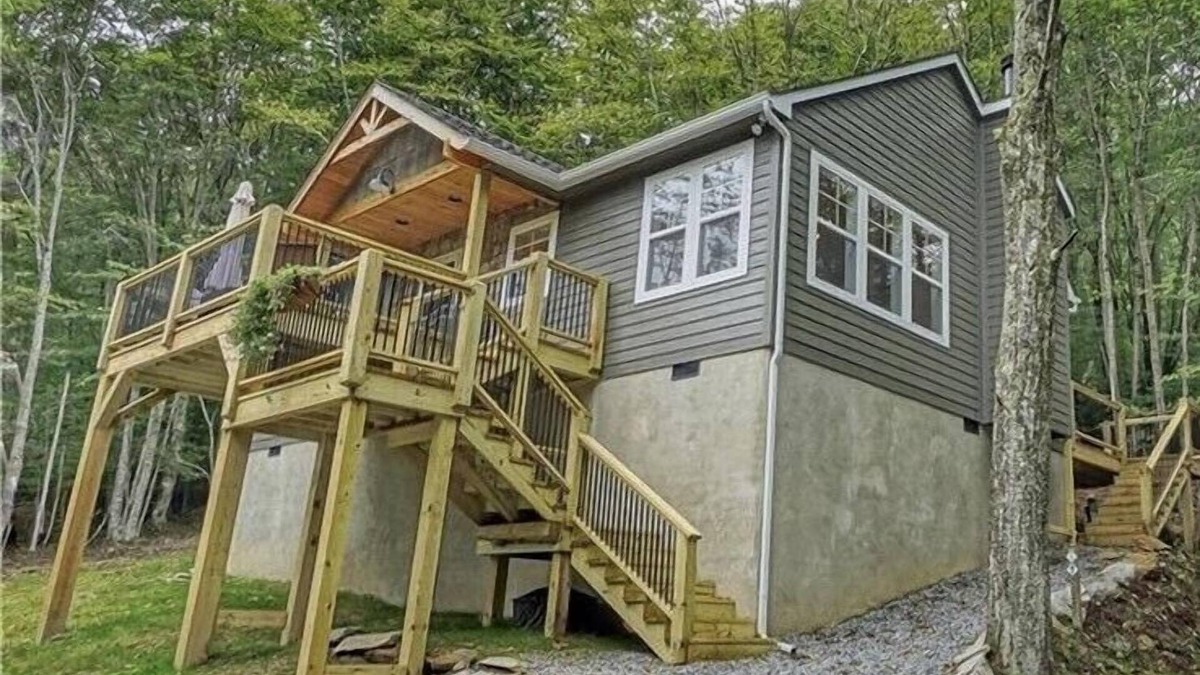 Beech Mountain Cabin | Hot Tub, Cozy, Central Air and Heat, 5 minutes to the Ski Resort! Yes, Deer!