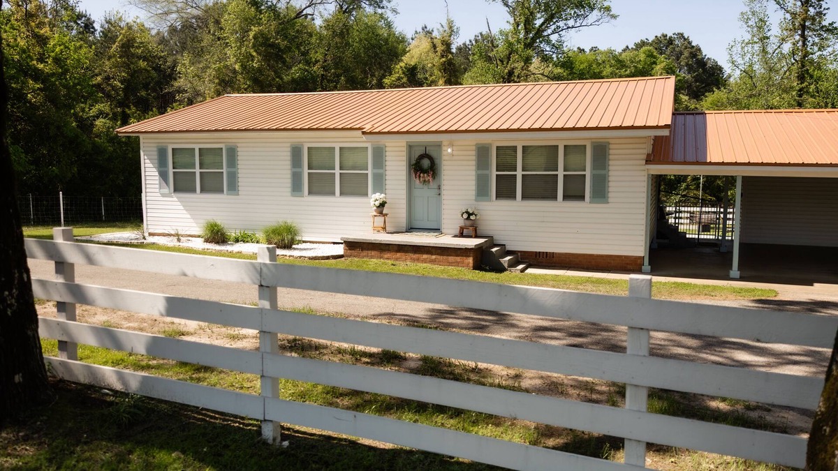 Harrison County House | Hot Tub! - Eagle Creek Cottage - Near ETBU, Lake O' Pines, Jefferson & Longview!