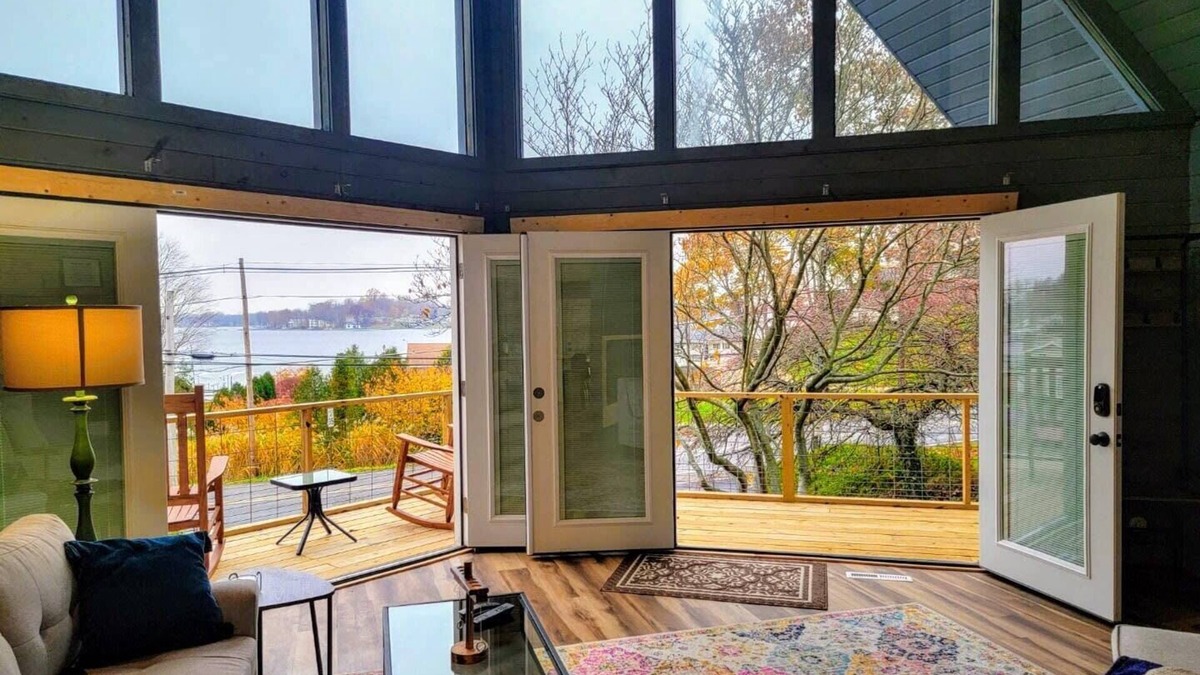 Paw Paw Lake House | Hot Tub/Family Friendly I Sleeps 14 I Paw Paw Lake