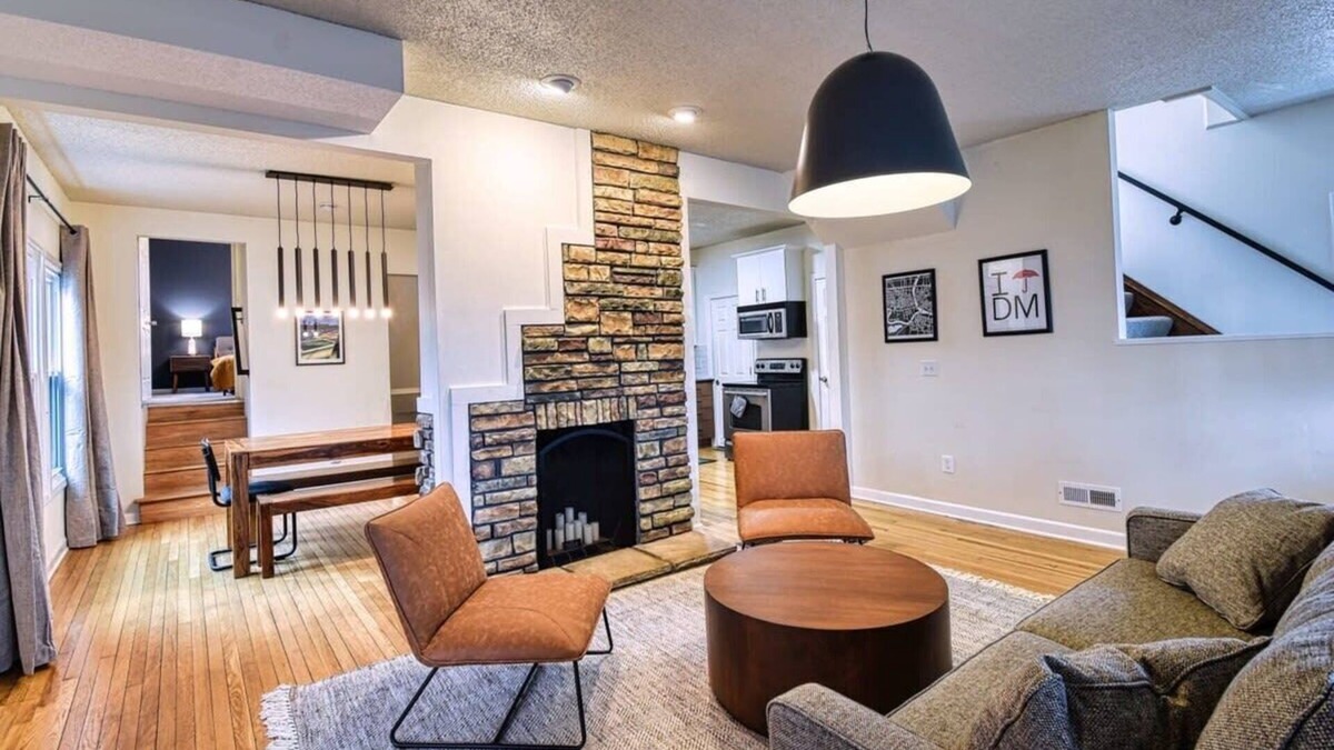 Des Moines House | Hot Tub, Fenced Yard, Games, Office/Gym + Pets Ok!