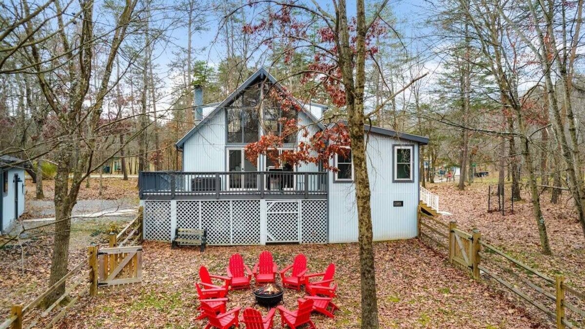 The Woods Cabin | Hot Tub, Fire Pit & Fenced Yard w/Resort Amenities
