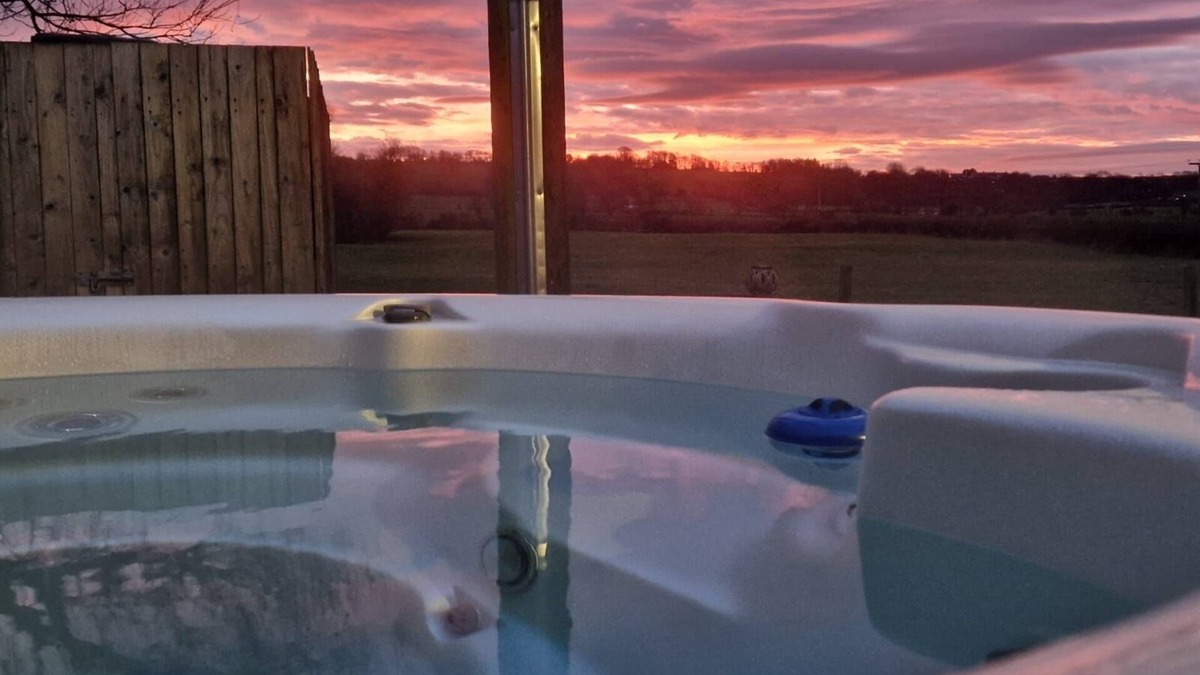 Longridge Cottage | Hot Tub*,Fire, Super-king , Zip n Link beds.Views