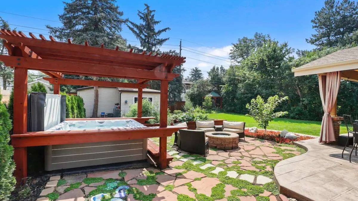 University Park House | Hot Tub, Firepit, Backyard Oasis- Pet Friendly!