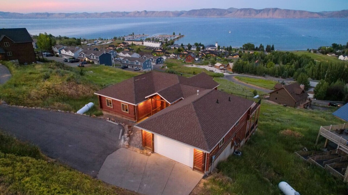 Harbor Village Cabin | Hot Tub! Foosball! Lake views! Bunks! Sleeps 30+!