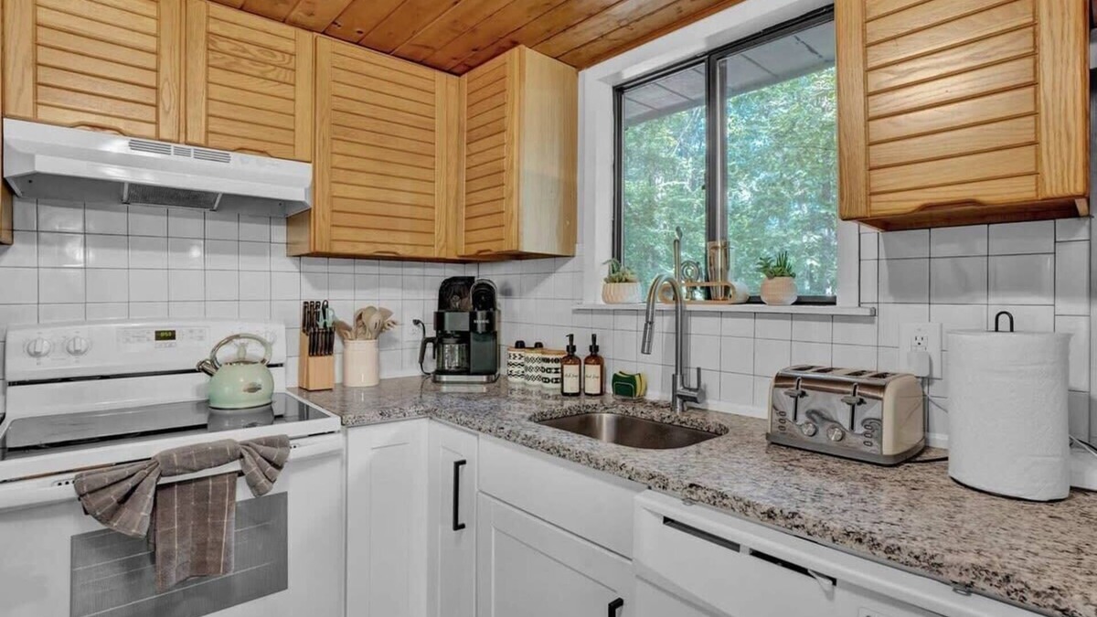 East Stroudsburg Cabin | Hot Tub, Game Room, Fireplace, Mins to Ski, Pets
