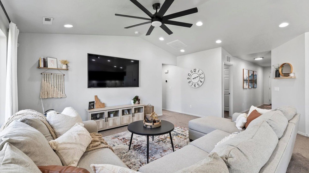 Caldwell House | Hot Tub, Game Room, 3 TVs, Near C of I and Downtown - Indian Creek