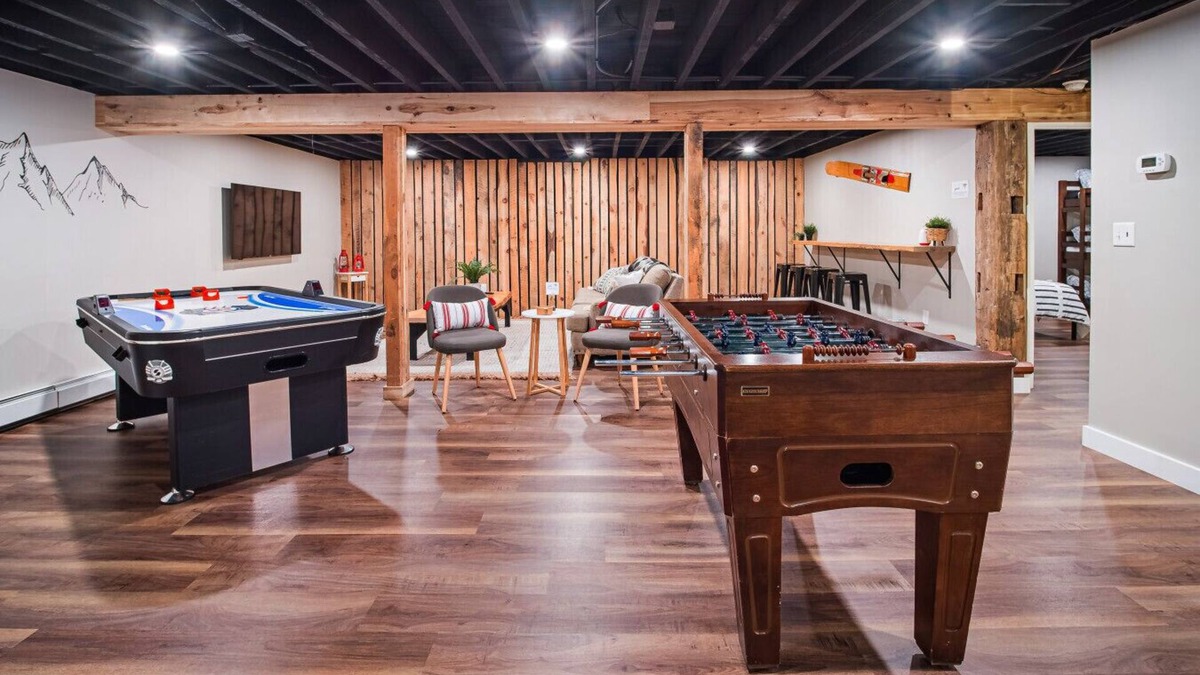 Hawley Cabin | Hot Tub, Game Room, BBQ & Playhouse Oasis – Family Retreat, 5mins to Lake!