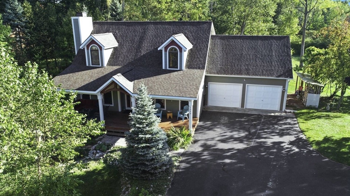 Glenn Haven Shores House | HOT TUB* Game Room * Private Beach Getaway