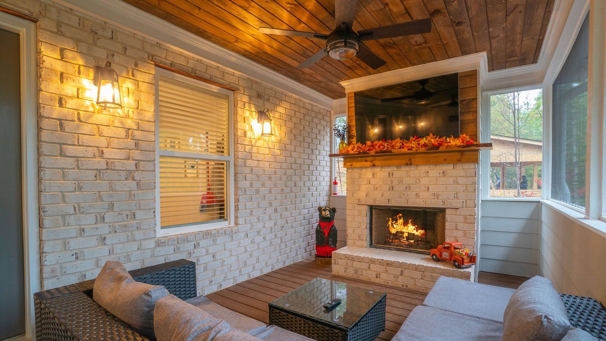 Helen House | Hot-Tub+Game Room-Screened in Back deck with Fireplace-Walk to Helen
