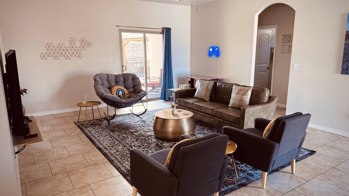 Kingman House | Hot Tub & Garage access!