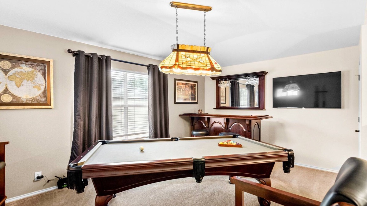 Heritage House | *HOT TUB* Garden Spa Near Sea World, Six Flags, Lackland, and Downtown