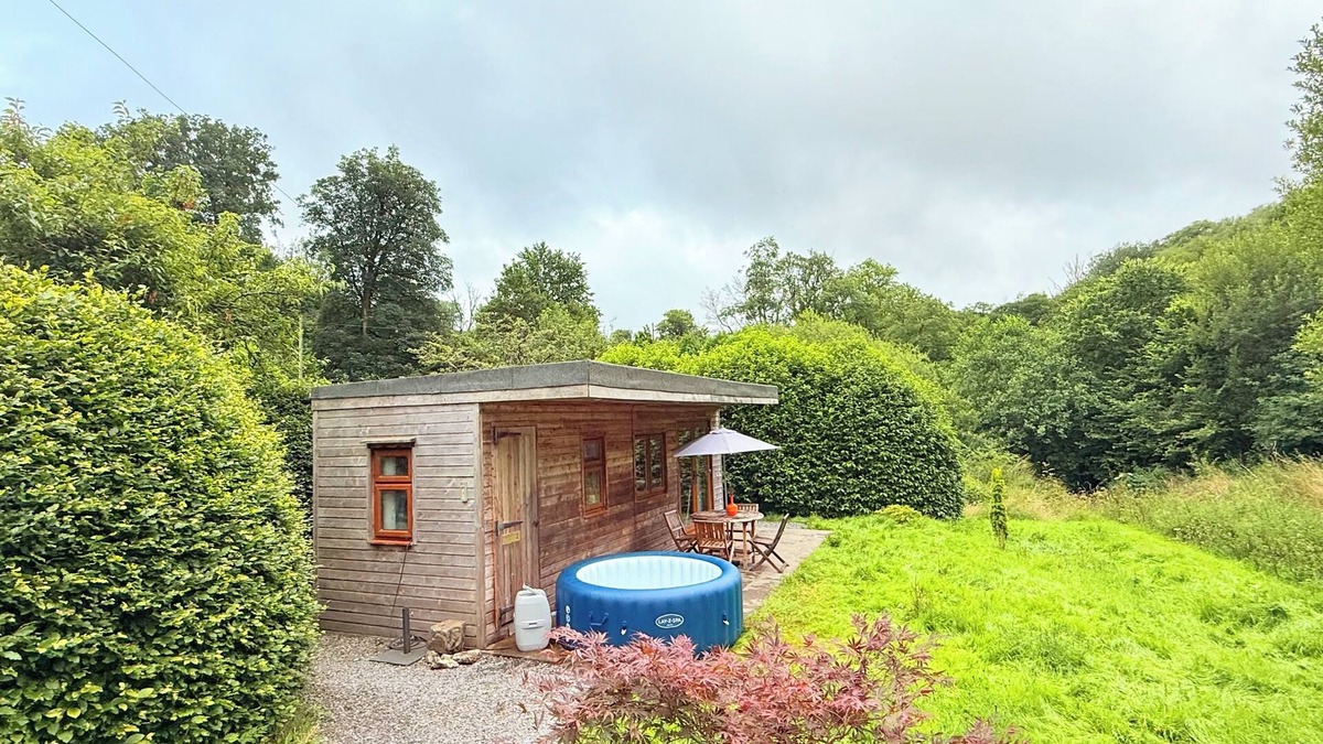 Carmarthen Cabin | Hot Tub Hideaway- The Nature’s Nook Retreat- Rural Carmarthen