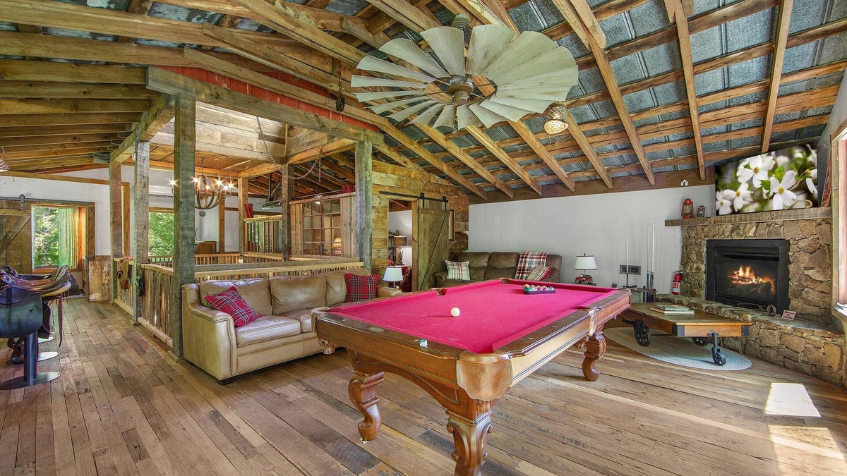 Waynesville House | HOT Tub! Hiking, Pool Table, Rustic Getaway, Views, Relax, Pets