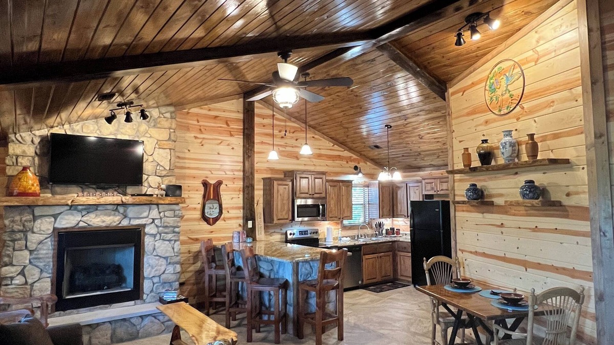 Smithville Cabin | Hot Tub! Just 25-30 Minutes N of Broken Bow Lake. Firepit! High Speed Wifi!