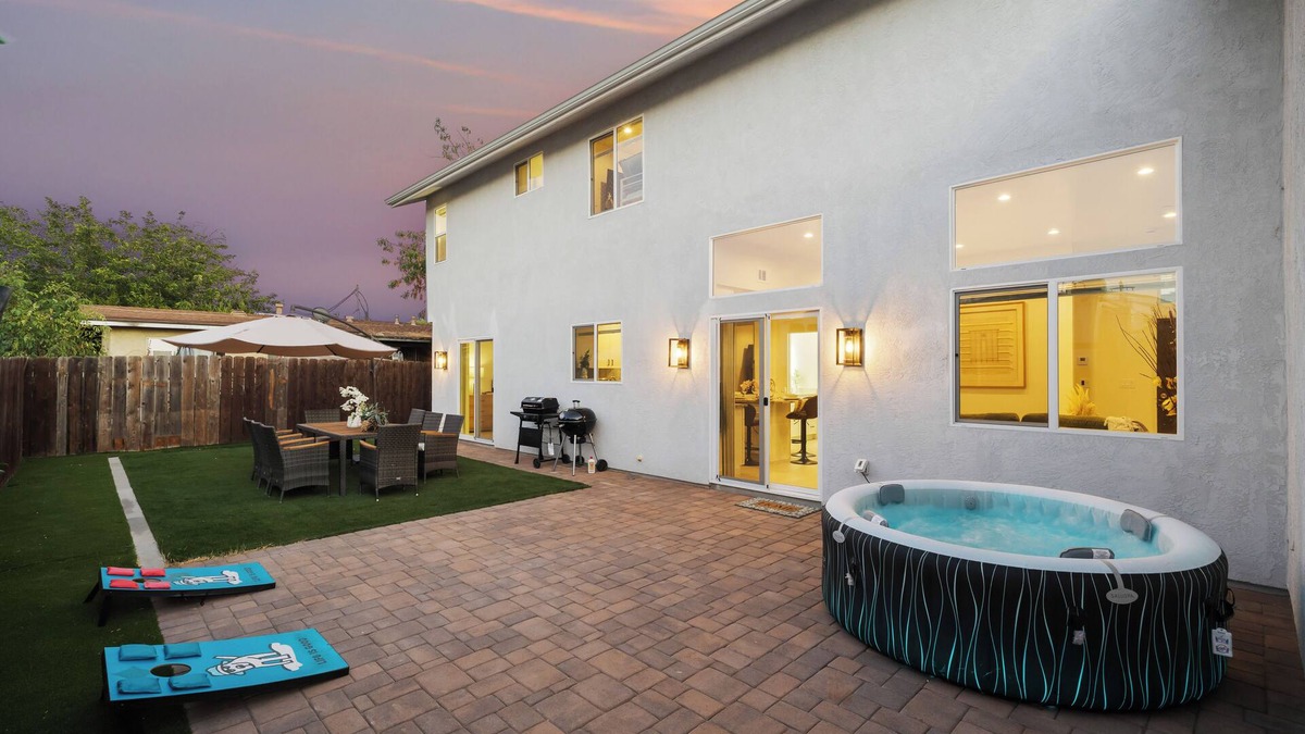 Bostonia House | Hot Tub, King Bed, 3-BR/2.5-Bath w Yard, Parking