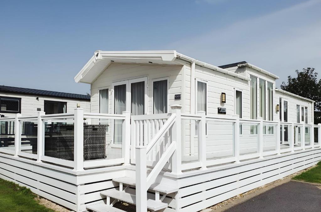 South Cerney Resort | Hot Tub Lodge in the Cotswolds - Pet Friendly