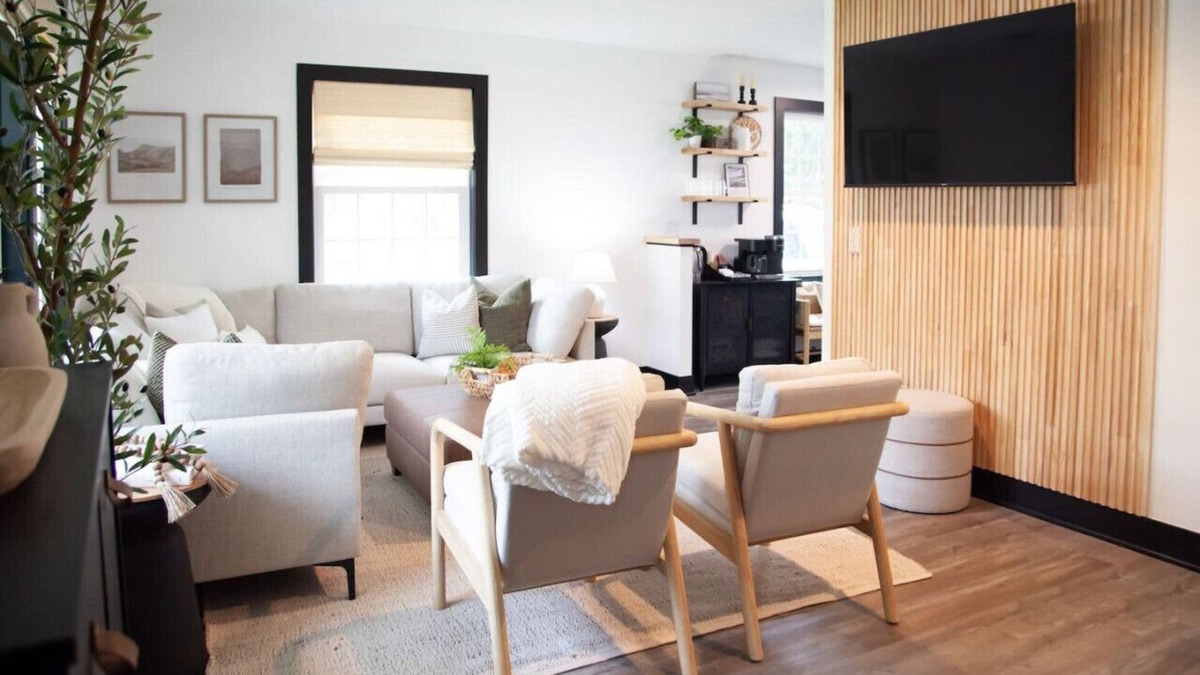 George Haywood's Lakefront Apartment | Hot tub, Modern Cottage, Wineries, Geneva, SPIRE, Perry