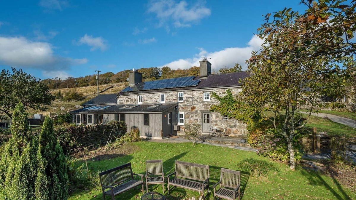 Penrhyndeudraeth Cottage | Hot tub, mountain views and a steam train running through the garden | Rhiwgoch