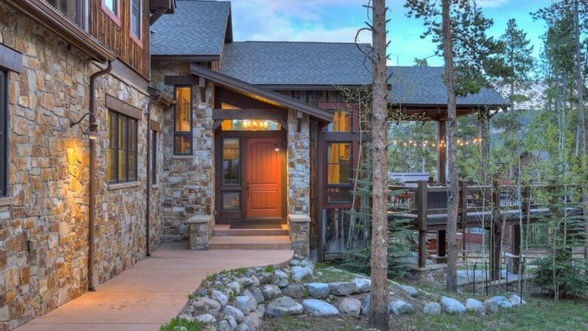 Warrior's Mark West House | Hot Tub + Mtn Views - Wandering Moose