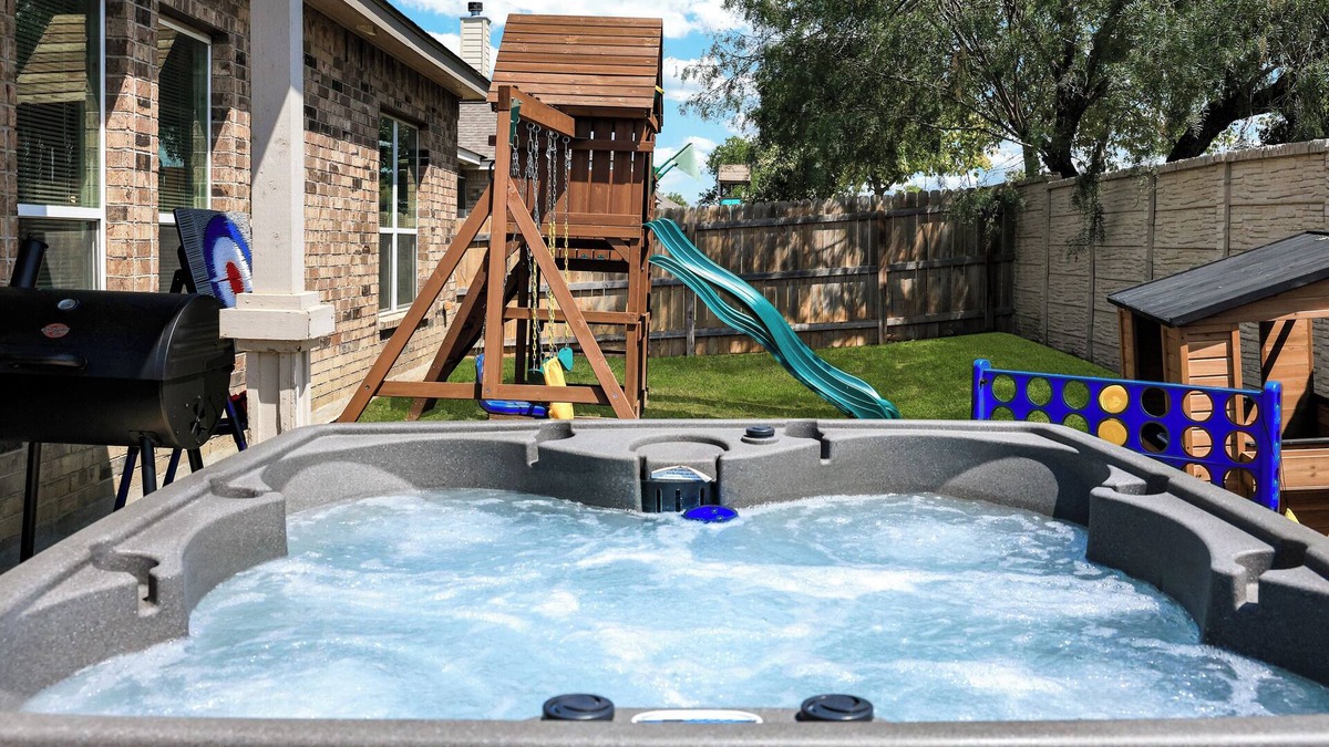 Medina Valley House | Hot Tub Near Sea World | BBQ Yard Games Swing Set